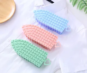 Dettaglio della spazzola di pulizia in plastica flessibile per la casa e le fughe.