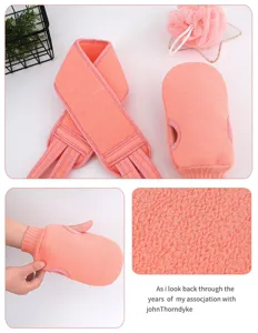 Detailaufnahme zeigt Textur und Komponenten des rosa Peeling Bade- und Dusch-Sets.