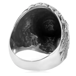 Vue en gros plan d'une bague rétro pour homme en acier inoxydable avec gravure tribale.