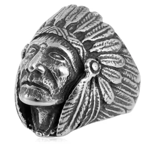Vue detaillee de la bague homme chef indien en acier inoxydable style retro vintage.