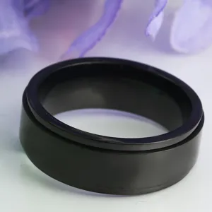 Schwarzer Titanstahl-Ring mit Drehfunktion in Detail, minimalistisch und modern design.