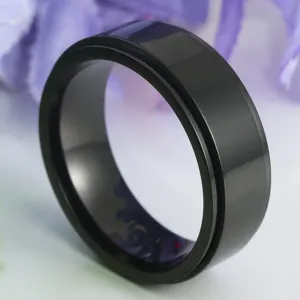 Detailansicht des schwarzen Titanstahl-Spannrings im minimalistischen Design mit sanfter Drehung.