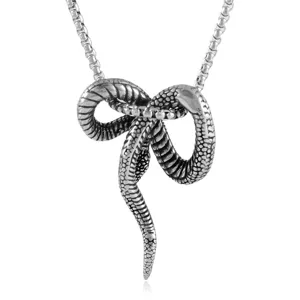 Detailweergave van roestvrij staal slangen hanger ketting punk gothisch dier sieraden.