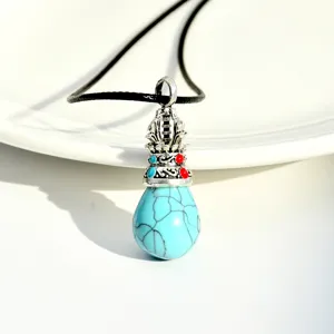 Collier pendentif goutte turquoise vintage avec cordon noir, bijou de style ethnique.