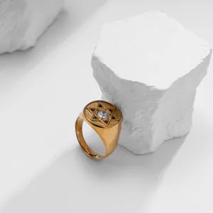 Detailansicht des Herren Siegelrings aus Edelstahl mit geometrischem Davidstern Design.