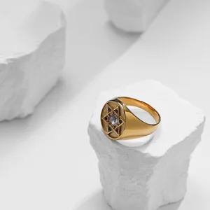 Detailaufnahme des goldenen Titanstahl-Siegelrings für Herren mit Hexagramm und Zirkonia.
