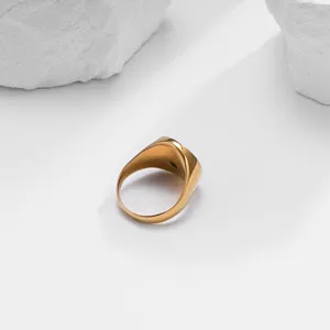 Nahaufnahme des Titanstahl Hexagramm Diamant Herrenrings mit Goldfinish und Struktur.