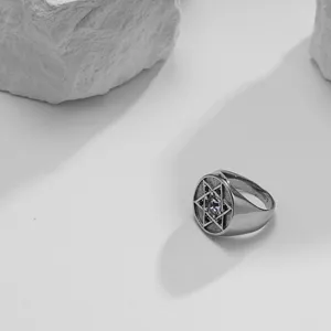 Nahaufnahme Detail des Edelstahls Stern von David Rings, geometrischer Herrenschmuck.