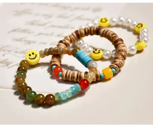 Detailansicht von Vintage chinesischen Perlen Armbändern mit bunten Steinen und Perlen.