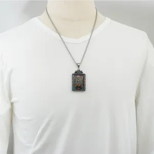 Primer plano detallado del collar colgante thangka de acero titanio vintage en maniquí.