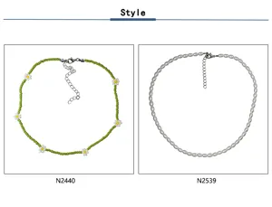 Collier de perles florales vert menthe et collier de perles blanches accessoire bijou élégant.