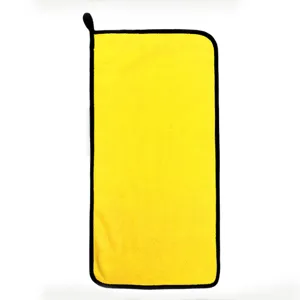 Vista dettagliata dell'asciugamano in pile corallo giallo per auto con bordi neri.
