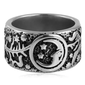 Vintage breiter Titan Stahl Ring fuer Herren mit retro Mond und Stern Relief Design.