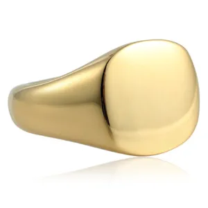 Gros plan d'une bague chevalière dorée minimaliste, finition polie lisse, bijou tendance chic.