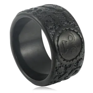 Nahaufnahme Detail des retro schwarzen Titanstahl Herrenrings mit geschnitzten Sternen.