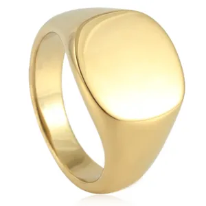 Gros plan sur la bague chevalière minimaliste en acier inoxydable doré poli et brillant.