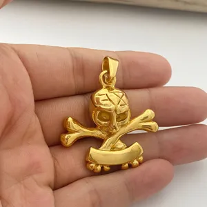 Gros plan détail du pendentif tête de mort doré en acier titane pour collier bijoux.