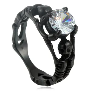 Vista detallada del anillo de esqueleto gótico punk con piedra de circonita brillante.