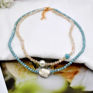 Primo piano della collana di cristalli con perline a doppio strato con pendenti e perle.