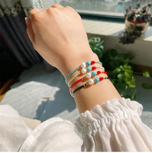 Handgemachte Miyuki Perlen Armbänder mit Süßwasserperlen und Türkis. Elegantes Schmuckset.