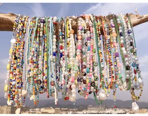 Dettaglio della collana di perle e perline colorate in stile coreano tendenza dopamina.