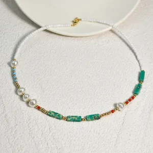 Collana di perle in stile bohémien con pietre naturali, perline colorate e dettagli dorati.
