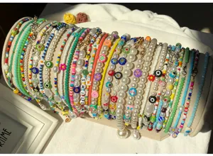 Primo piano dettagliato di collane di perle colorate con perle, ciondoli e dettagli smiley.