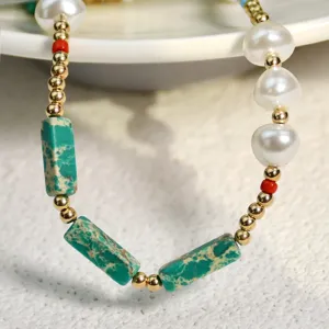 Collana di perle boho con perle di pietre verdi e dettagli dorati nello stile estivo.