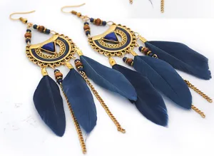 Orecchini pendenti lunghi con piume blu boho vintage in metallo dorato per donna