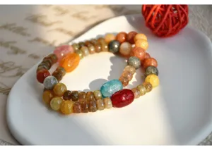 Detailansicht des bunten Risskristall Perlenarmbands, retro chinesischer Stil Modeschmuck.