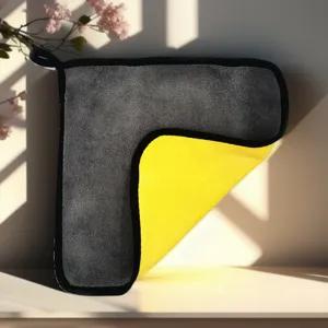 Spesso panno per la pulizia dell'auto in pile corallo bicolore con alto assorbimento e bordo nero.