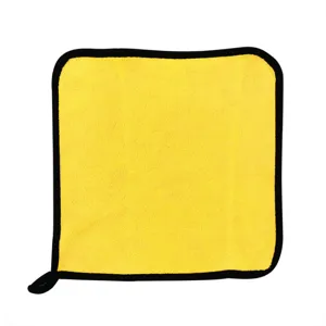 Panno lavaggio auto in pile corallo giallo ispessito con bordo nero, vista principale.