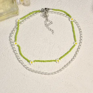 Collier multicouche de perles de rocaille marguerite vert menthe et perles blanches pour femmes.