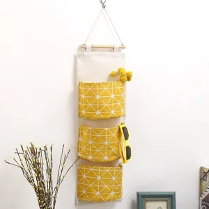 Borsa di stoccaggio appendiabiti da parete in cotone e lino con tre tasche geometriche gialle