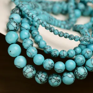 Vista dettagliata di fili di perle di turchese blu fatte a mano, ideali per collane alla moda.