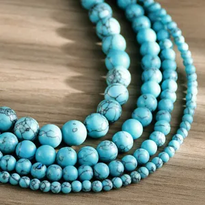 Dettaglio ravvicinato di perline di turchese blu vibrante disposte ordinatamente per i gioielli.
