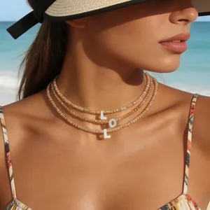 Collana girocollo di perline multistrato con ciondolo lettera in conchiglia, gioiello estivo.