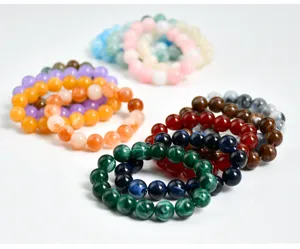 Primo piano dettagliato di bracciali di perline elastiche colorate, stile pietre preziose.