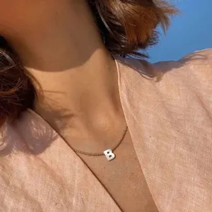 Collana con clavicola di perle con ciondolo a lettera di conchiglia delicata per donna
