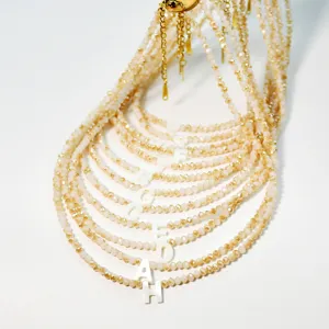 Collana girocollo multistrato di perle di cristallo con ciondolo lettera conchiglia bianca