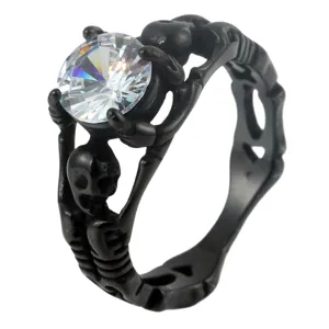 Anillo de calavera esqueleto negro gótico con una gran piedra circonita brillante.