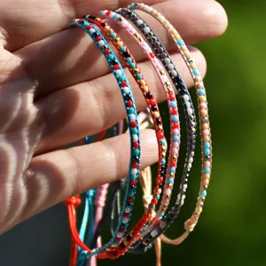 Braccialetto intrecciato con perline miyuki colorate, sottile gioiello elegante donna.