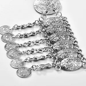 Gedetailleerde close-up van een vintage meerlaagse metalen buikdans tailleketting.