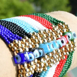 Vista cercana detallada de pulsera multicapa de cuentas Miyuki coloridas con mal de ojo