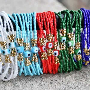 Pulseras artesanales multicapa de cuentas Miyuki con abalorios de mal de ojo y cuentas doradas.