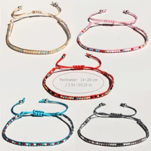 Vista dettagliata di bracciali intrecciati con perline Miyuki colorate, gioielli regolabili.