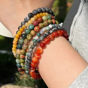 Detailansicht von Naturstein Perlenarmbändern, Vintage-Stil gestapelter Edelsteinschmuck.