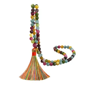 Collana di perle di pietre preziose colorate con lunga nappa multicolore stile medio oriente.