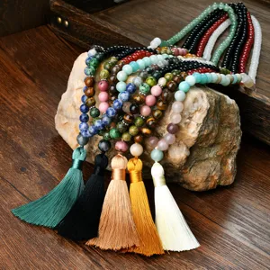 Gedetailleerd overzicht van de lange natuurstenen kralenketting met gekleurde kwast, boho stijl.