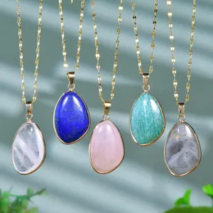 Natuurlijke steen druppel hanger ketting set, elegante gouden ketting sieraden details.